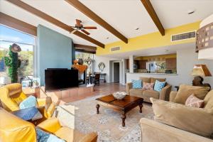 TV a/nebo společenská místnost v ubytování Luxury in Sedona Desert with 360 Views & Sunsets with Family + 42 fotografií