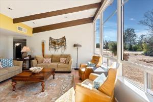 Posezení v ubytování Luxury in Sedona Desert with 360 Views & Sunsets with Family