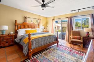 セドナにあるLuxury in Sedona Desert with 360 Views & Sunsets with Familyのベッドと椅子と窓のある寝室