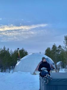 Aurora Igloo Fireplace-heated Tents in a secret forest with private Jacuzzi and shared sauna bathroom and dog friendly talvel