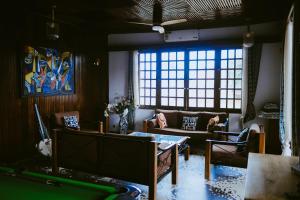 a living room with couches and a table at La Villa Saint Jean in Cotonou