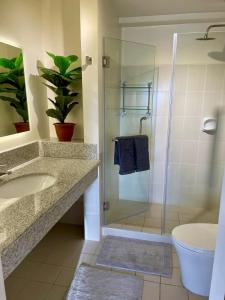 un bagno con doccia, lavandino e WC di 5 Star Luxury Condo - Metro Manila a Manila Altre 18 foto