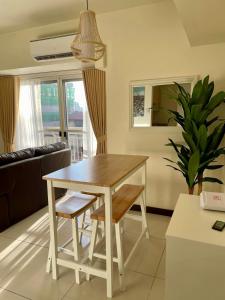 un tavolo da pranzo e sedie in un soggiorno di 5 Star Luxury Condo - Metro Manila a Manila