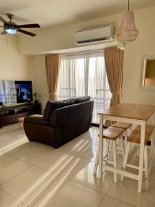 un soggiorno con un divano e un tavolo di 5 Star Luxury Condo - Metro Manila a Manila