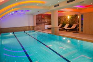 una piscina en un hotel con un arco iris encima en Κleio Resort And Spa, en Amindeo