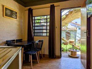 アスンシオンにあるAlojamiento Ecológico Asunciónのキッチン(テーブル、椅子付)、ガラスのスライドドアが備わります。
