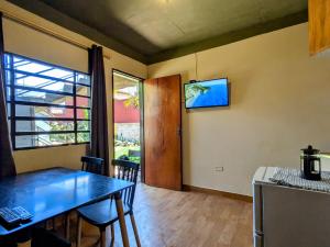 アスンシオンにあるAlojamiento Ecológico Asunciónのダイニングルーム(テーブル、壁掛けテレビ付)