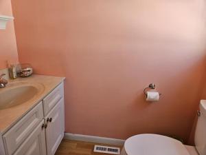 un baño con lavabo e inodoro en Brant Beach - Lovely, 1St Floor Duplex, Only 3 Houses From The Beach No Smoking, And No Pets Permitted Property Now Has Electronic Locks - Tenant, en Brant Beach
