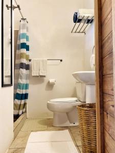 a bathroom with a toilet and a sink at Cabañas Uma 2 in San Agustinillo