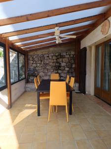 un tavolo da pranzo e sedie su un patio di Bas de Villa avec entrée indépendante en pleine nature a Le Bar-sur-Loup
