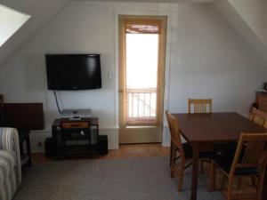 Μια τηλεόραση ή/και κέντρο ψυχαγωγίας στο Beach Badges, Wifi, Outdoor Shower, Deck,ocean Side Duplex In Brighton Beach