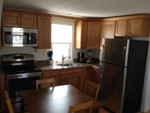 Η κουζίνα ή μικρή κουζίνα στο Beach Badges, Wifi, Outdoor Shower, Deck,ocean Side Duplex In Brighton Beach