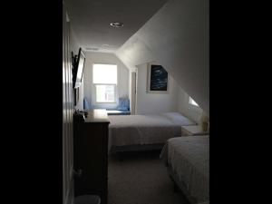 Ένα ή περισσότερα κρεβάτια σε δωμάτιο στο Beach Badges, Wifi, Outdoor Shower, Deck,ocean Side Duplex In Brighton Beach