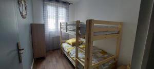 a room with two bunk beds and a window at Le Georges Durand - Parking - 5 min du Circuit 24H - Wifi - 2 chambres in Le Mans