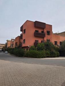 ein Gebäude am Straßenrand in der Unterkunft Marrakech in Marrakesch