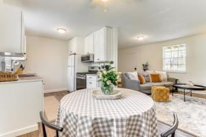 Kuchyň nebo kuchyňský kout v ubytování 4 Mi to Dtwn Dog-Friendly Fayetteville Home