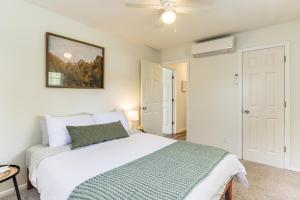 Postel nebo postele na pokoji v ubytování 4 Mi to Dtwn Dog-Friendly Fayetteville Home