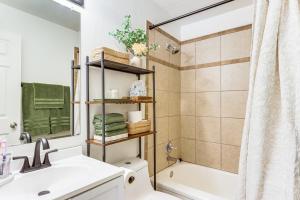 Koupelna v ubytování 4 Mi to Dtwn Dog-Friendly Fayetteville Home + 17 fotografií