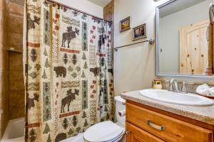 Koupelna v ubytování Less Than 1 Mi to Brian Head Resort Spacious Cabin! + 17 fotografií