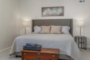 Ένα ή περισσότερα κρεβάτια σε δωμάτιο στο Modern 2br Escape Mountain View & Gully Access