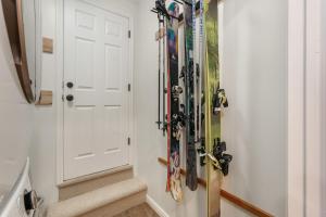 Φωτογραφία από το άλμπουμ του Modern 2br Escape Mountain View & Gully Access σε Success Estates