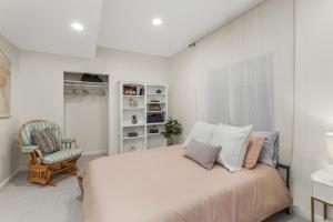 Ένα ή περισσότερα κρεβάτια σε δωμάτιο στο Modern 2br Escape Mountain View & Gully Access