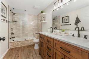Ένα μπάνιο στο Modern 2br Escape Mountain View & Gully Access