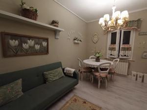 a living room with a couch and a table at Casa Alex in Cascina
