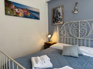 Postel nebo postele na pokoji v ubytování Pippo a Vernazza Rooms + 37 fotografií