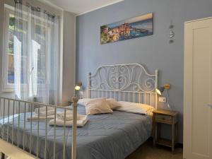 Postel nebo postele na pokoji v ubytování Pippo a Vernazza Rooms
