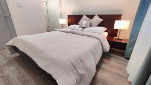 Giường trong phòng chung tại New Beautiful Contemporary Home in Pinole Hill