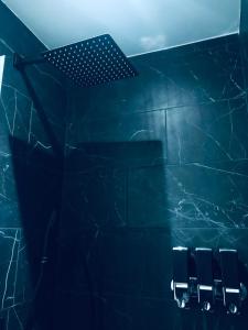 Phòng tắm tại New Beautiful Contemporary Home in Pinole Hill +7 ảnh