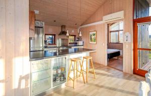 kuchnia z blatem i stołkami w pokoju w obiekcie Holiday Home Søstjerneparken Nordborg Vi w mieście Nordborg