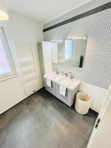 Ένα μπάνιο στο Beautiful 2 bedrooms flat in Luxembourg