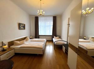 Postel nebo postele na pokoji v ubytování Hotel Zu den Linden