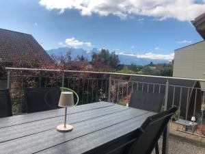 a table with a lamp on top of a balcony at Grosse Ferienwohnung ideal für Gruppen, nähe Thun und Interlaken in Steffisburg