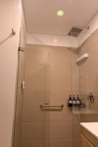 eine Dusche mit Glastür im Badezimmer in der Unterkunft Apartasuite Smart cerca de la Fundación Santa Fé in Bogotá + 28 Fotos