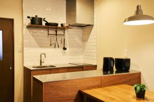 una cocina con fregadero y encimera en 京成立石駅 徒歩10分 スカイツリー7分 浅草10分 最大10名 家族滞在 羽田成田空港直通, en Tokio