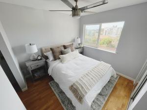 Un dormitorio blanco con una cama y una ventana. en Bright & Quiet 1-Bed Condo with Balcony, en San Diego