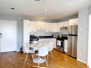 Una cocina con mesa y sillas y un refrigerador. en Bright & Quiet 1-Bed Condo with Balcony, en San Diego 18 fotos más