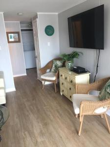 TV a/nebo společenská místnost v ubytování Ocean Block, Surf City, Duplex, Beach Badges, Wifi, Updated Kitchen, Deck,surf City Ocean Block Duplex 2Nd Fl, 10088 + 14 fotografií