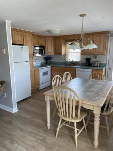 Kuchyň nebo kuchyňský kout v ubytování Ocean Block, Surf City, Duplex, Beach Badges, Wifi, Updated Kitchen, Deck,surf City Ocean Block Duplex 2Nd Fl, 10088