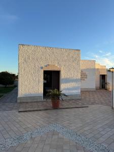 a building with a plant in front of it at Villa MAE Favignana in Favignana