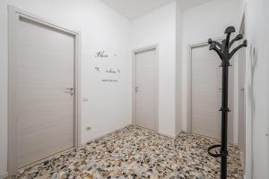 Zimmer mit 2 Türen und Fliesenboden in der Unterkunft Smart Stay near Policlinico & City Center in Modena