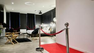 Billede fra billedgalleriet på Suite Cinéma #5#- Jacuzzi & projecteur-self check-in i Roubaix