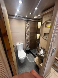 Koupelna v ubytování شقة رائعة تتمتع بالخصوصية في الزمالك zamalek luxury flat + 21 fotografií