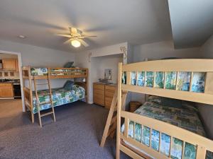 Un dormitorio con dos literas y una cocina. en Single Family, Ocean Block, Wifi, Washer And Dryer, Second 2Nd Home From The Ocean! 2Nd From Ocean Contemporary Ship Bottom Home 14010, en Ship Bottom