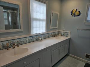Un baño con dos lavabos y un espejo. en Single Family, Ocean Block, Wifi, Washer And Dryer, Second 2Nd Home From The Ocean! 2Nd From Ocean Contemporary Ship Bottom Home 14010, en Ship Bottom 22 fotos más