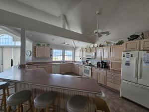 cocina grande con encimera y nevera en Single Family, Ocean Block, Wifi, Washer And Dryer, Second 2Nd Home From The Ocean! 2Nd From Ocean Contemporary Ship Bottom Home 14010, en Ship Bottom