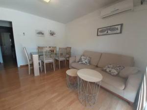 a living room with a couch and a table at PEÑÍSCOLA Entre playas centro NG in Peñíscola